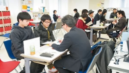 普段着で気軽に企業説明に参加できる
放課後就職クラブ